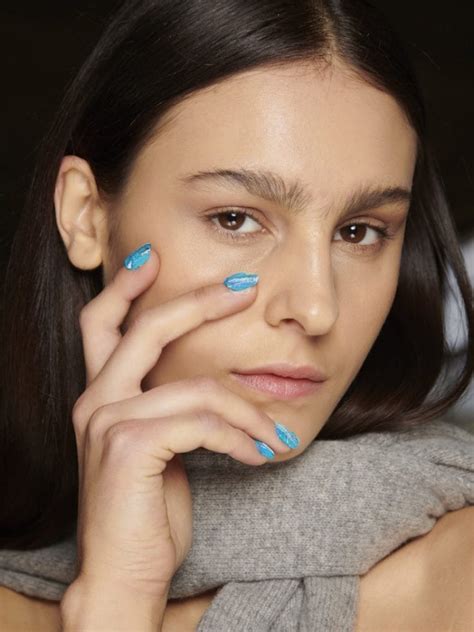 Colore semipermanente per unghie corte: idee e sfumature - The Wom Beauty
