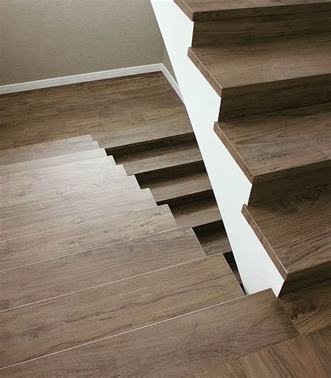 Ступени из керамогранита для лестниц в доме под дерево - фото