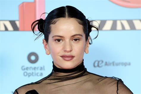 Rosalía con corte de pelo bob y trenzas largas en 'Despechá