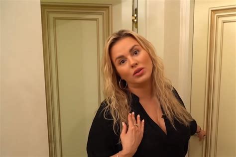 „Все равно растет!“: Анна Семенович опять жалуется на грудь - Бублик
