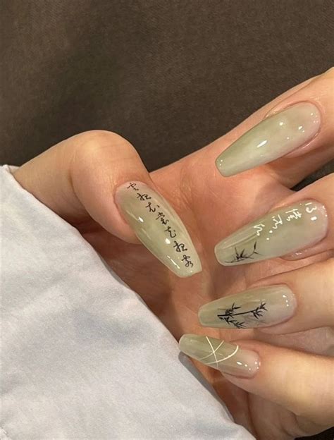Pin oleh Belinayy🤎 di Nail art💅 | Ide cat kuku, Manikur, Kuku mudah