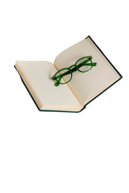Открытая книга с изолированными очками | Бесплатно PSD Файл