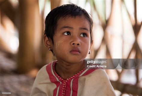 close  portrait  burmese child   bamar tribe  kayin news