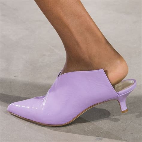 Фиолетовая обувь шагает по Нью-Йорку | Botas zapatos, Zapatos, Zapatos ...