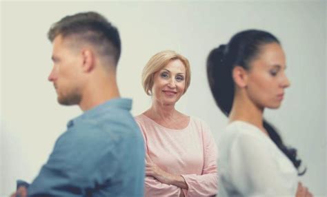 Is My Mom Toxic? 15 Signs of a Toxic Mother - Happier Human
