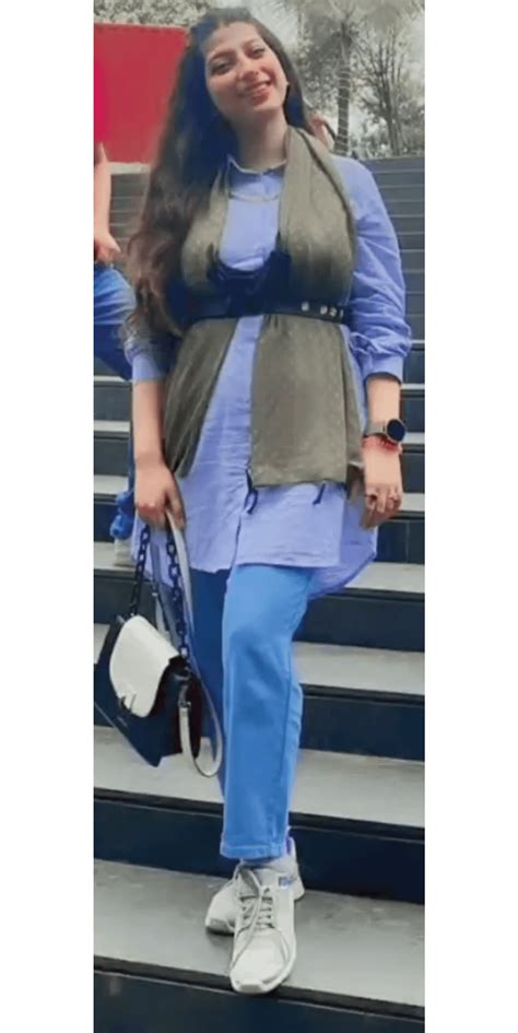 Meri choti behen 23f please koyee behen kay nudes banaakay send karoo