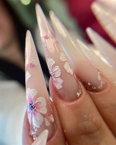 João é nail artist desde os 16 anos. “Há clientes que vêm ter comigo ...