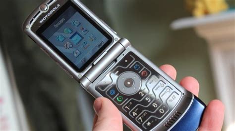 Motorola RAZR V3 Review - 2004's Best Phone In 2019 | Know Your Mobile