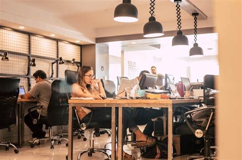 Nos Tempos De Hoje As Pessoas Trabalham Demais - Grupo de pessoas que trabalham num espaço de coworking | Foto Premium