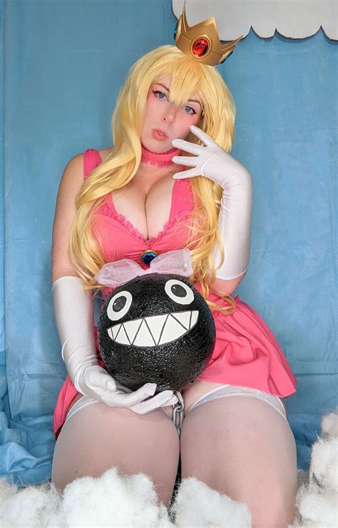 Princess Peach by Charley Moo : r/cosplaybabes