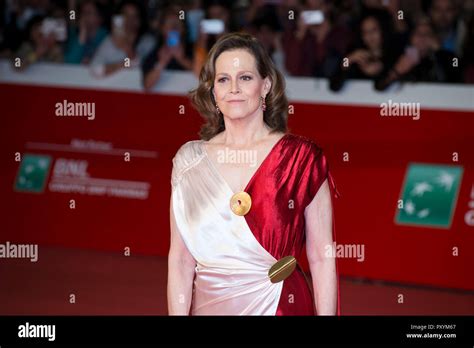 Sigourney weaver working girl hi-res stock photography and images - Alamy