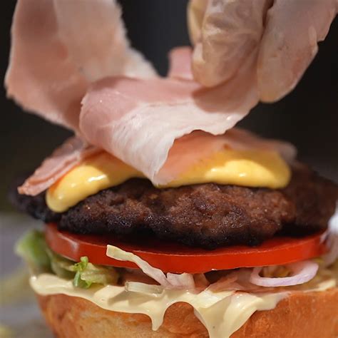მაკოლას ბურგერი კიდევ უფრო მეტი ყველით 🍔😋 | 🍔 თუ ბურგერი კიდევ უფრო ...