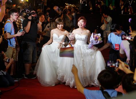 Taiwanese same-sex couples wed at vibrant banquet | Inquirer News