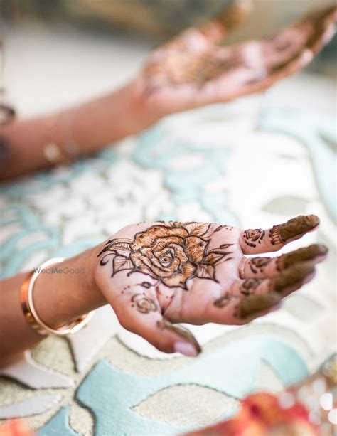 photo  minimal bridal rose mehendi design