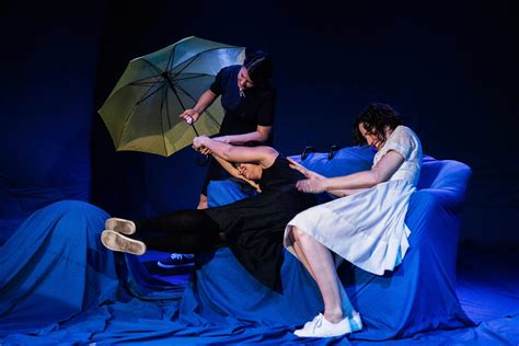 3 Sisters - Theatre reviews