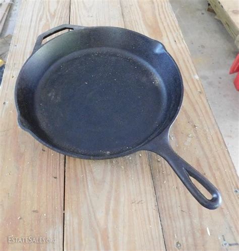 Lodge Skillet | EstateSales.org