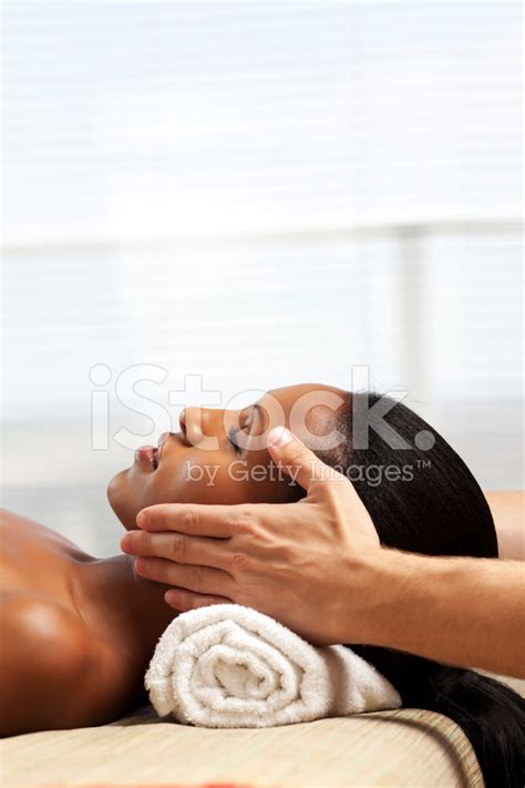 스파에서 페이셜 트리트먼트 스톡 사진 – 로열티 프리 이미지 | FreeImages