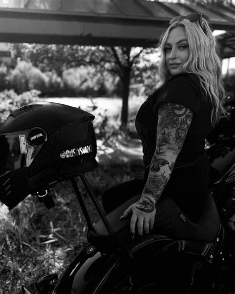 Sheri Pineault 🧿 | Laughing at your dads jokes 😜 • • • 📸: @joslingay