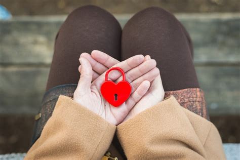 6 Signs of a Demiromantic