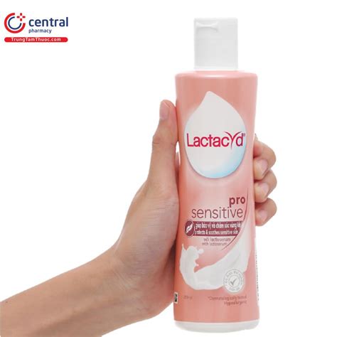 Dung dịch vệ sinh Lactacyd Pro Sensitive 250ml giúp làm sạch vùng kín