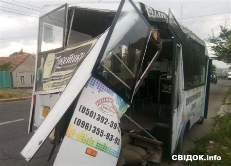 В Николаеве "ЗИЛ", сдавая назад, врезался в маршрутку: микроавтобус ...