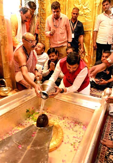 mohan yadav offers prayer  kashi vishwanath temple