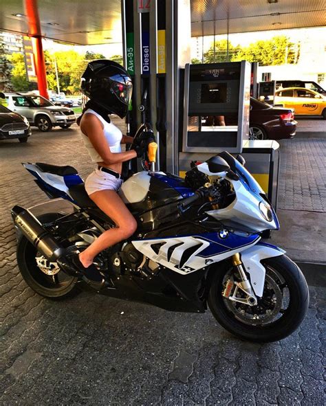 Девушка на мотоцикле BMW | Motorbike girl, Motorcycle babes, Bikes girls