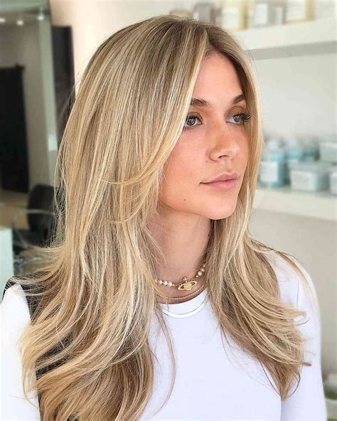 Hairdressers are debating the best layered fine hair bob length 19