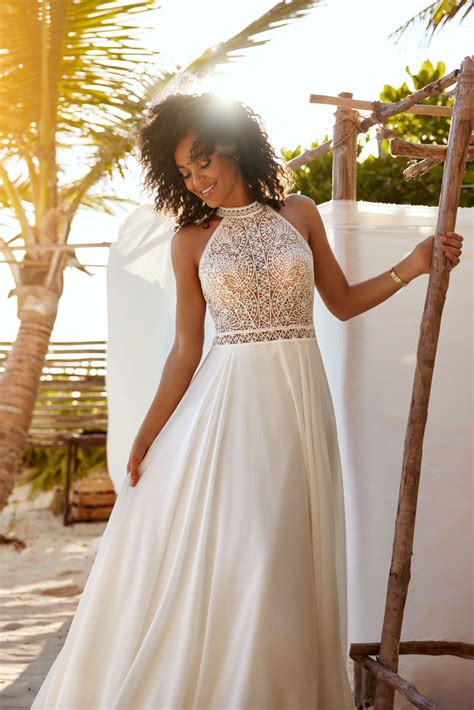 Hochgeschlossenes Hochzeitskleid | Neckholder brautkleid, Brautkleid
