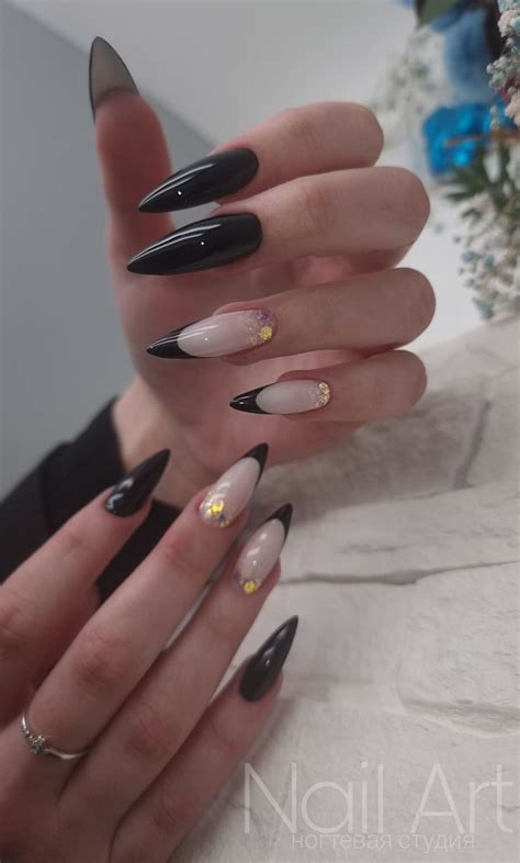 Шикарный чёрный маникюр на острый миндаль 🖤 | Black nail designs, Nail ...