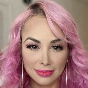 Paola Mayfield - Age, Family, Bio | Famous Birthdays