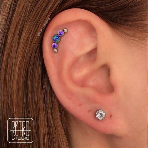 Прокол хряща уха с кластером из титана Ear piercing with titanium ...