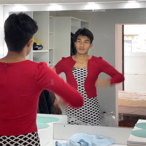 Madre encuentra a su hijo usando vestido | Madre encuentra a su hijo