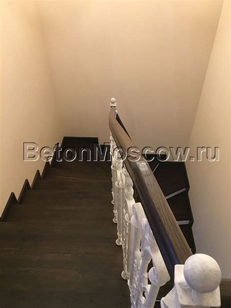 Монолитная лестница с деревянными ступенями (КП Монтевиль)