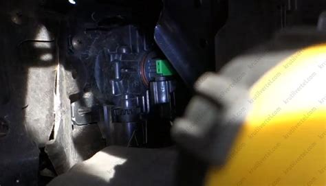 Замена лампы в передней противотуманной фаре Honda CR-V