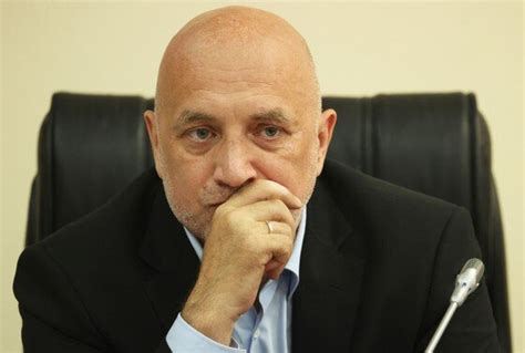 «Ноги сломаны в девяти местах»: Прилепин не сможет ходить полгода ...