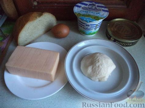 Рецепт: Горячие бутерброды со шпротами и сыром на RussianFood.com