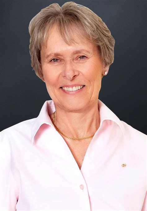 Dr. Roberta Bondar | Speaker | Astronaut & Author Expert