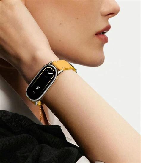Фитнес-браслет Xiaomi Band 8 можно носить на руке, шее и обуви