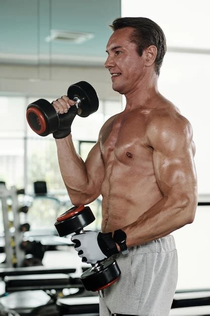 Homem, fazendo, exercício, com, dumbbells | Foto Premium