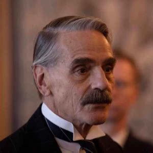 Кто озвучивает Невилла Чемберлена в фильме «Мюнхен: На грани войны» на ...