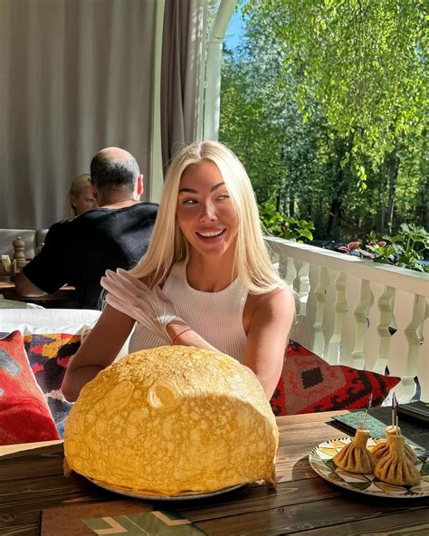 Don't get caught off guard with the last pic 🤣 : r/Anjelica_Ebbi