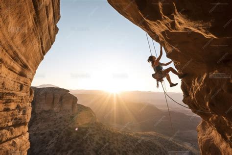 premium ai image  skilled female extreme climber hanging