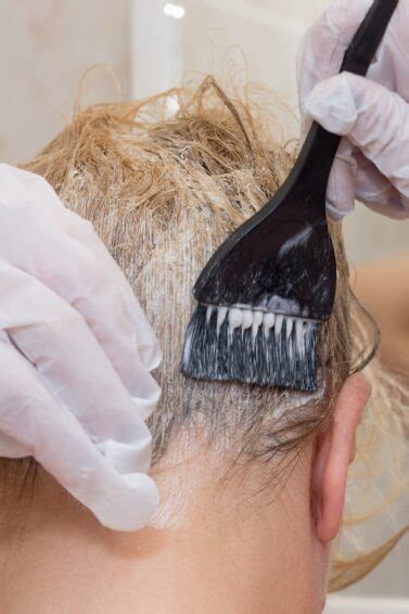 Como pintar o cabelo sozinha: 7 passos para tingir os fios sem erro!