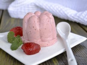 Десерт из творога, клубники и печенья — рецепт с фото пошагово