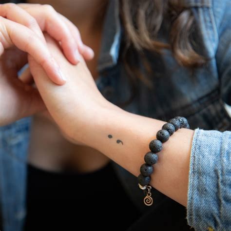 Ponto E Virgula Significado - Tatuagem de ponto e vírgula: significado e 50 fotos dessa pausa poética