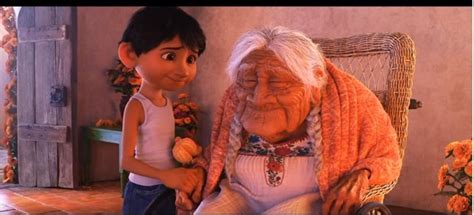 Un joven mexicano le canta 'Recuérdame' de Coco a su abuela y ella ...