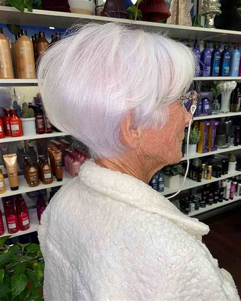 17 Stylish Wedge Haircuts for Women Over 70