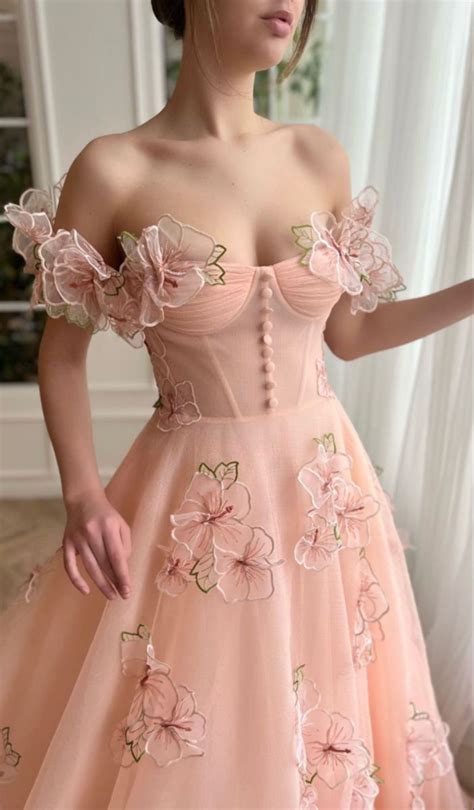 Pin von 🥀 auf fashion | Schöne kleider, Abschlussball kleider, Schöne ...