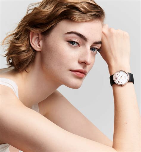 La D de Dior Étoile des Vents Ø 38 mm, or rose, nacre blanche et